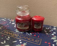 1 x 49g Yankee Candle. 1 x 104g Yankee Candle