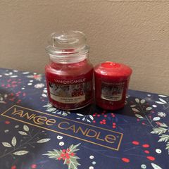 1 x 49g Yankee Candle. 1 x 104g Yankee Candle