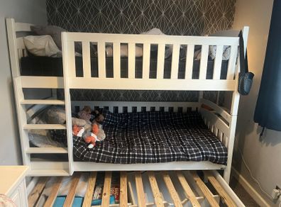 Triple bunk bed