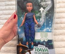 Disney Raya and the Last Dragon Young Raya Doll and Kumandra Flower The batteries are running low Damaged Box Please see photos