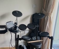 Yamaha DTX402 Electronic Drum Kit - Complete Set with Stool and Noise Absorbers.