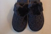 Ladies Black Fur Lined Slippers.    S.M - 5-6.  New - No Tag.