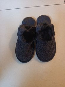 Ladies Black Fur Lined Slippers.    S.M - 5-6.  New - No Tag.