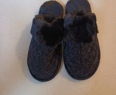 Ladies Black Fur Lined Slippers.    S.M - 5-6.  New - No Tag.