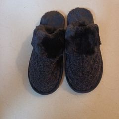 Ladies Black Fur Lined Slippers.    S.M - 5-6.  New - No Tag.