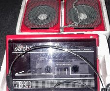 Saisho Walkman with mini speakers
