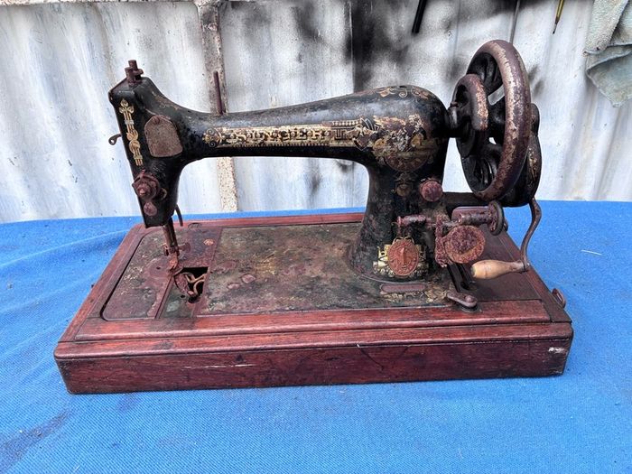 Singer sewing machine with case