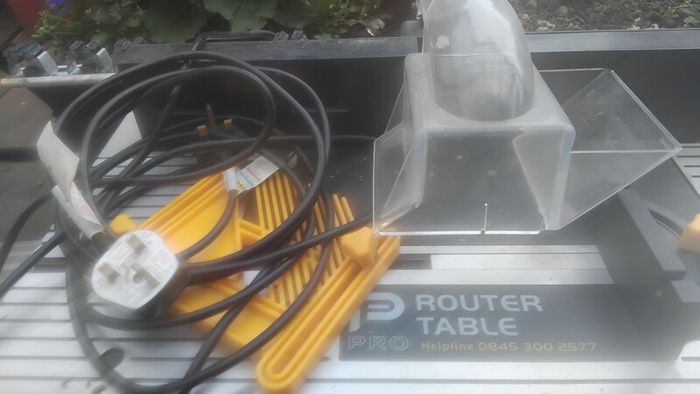 Router table with router