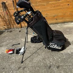Titleist golf bag with mixed set of clubs