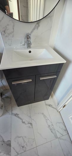 bathroom sink unit with mirror