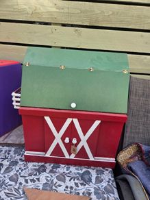Barn house , wooden and great for Kids