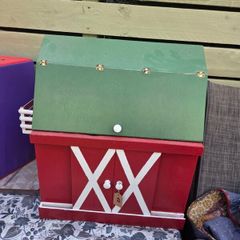 Barn house , wooden and great for Kids