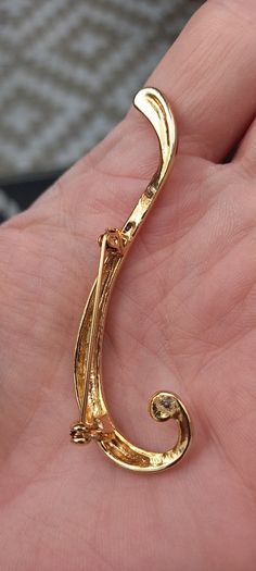 Vintage jewelry is sold individually for 5 to 10 euros