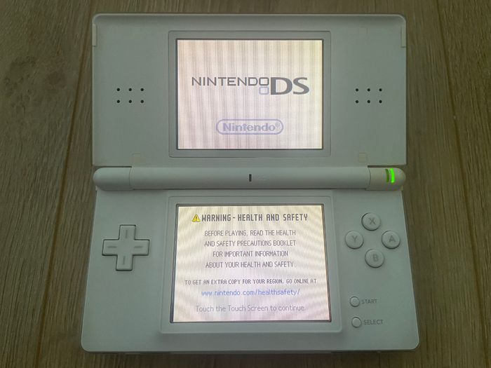 Modded Nintendo DS Lite crystal white USG 001 boxed with manual with Flash Card 32gb with Games and retro games (Neo Geo, Nes, Gameboy Color, Atari.