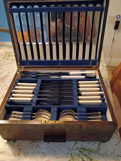 Box chest of cutlery