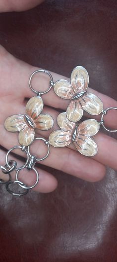 Vintage jewelry is sold individually for 5 to 10 euros