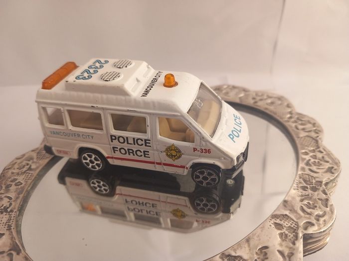 Police force van Suzuki samurai Twist and drive truck PIONEER MERCEDES-BENZ Ford Mustang Mattel Hot Wheels Lamborghini Urus Car Used    Plymouth  barracuda Nissan oz  Dodge challenger Pontiac firebird Custom ford bronco FERRARI 612 Emergency  service  veh