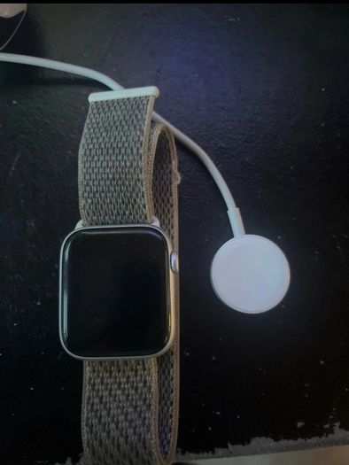 Apple Watch SE GEN 2 with 10 straps + charger