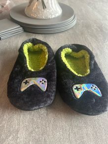 boys slippers size 12/13