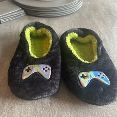 boys slippers size 12/13