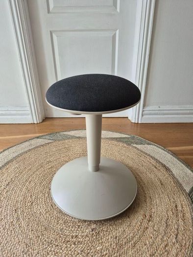 The IKEA NILSERIK sit/stand office chair
