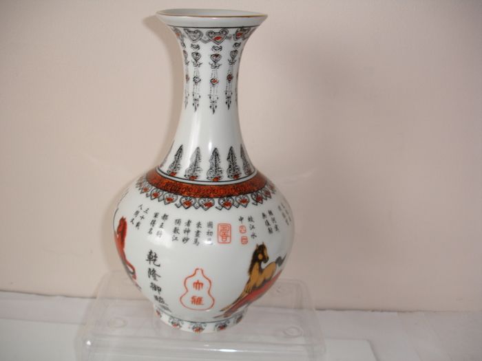 Chinese Vase Map of Eight Horses of Wang Mu Qianlong Mark