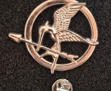 Hunger games ,  pin back badge.