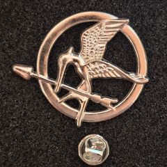 Hunger games ,  pin back badge.