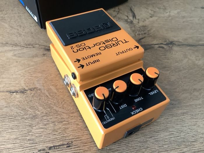 BOSS DS-2 Turbo Distortion effect pedal box