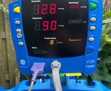 GE Dinamap V100 Vital Signs Monitor - NIBP / SpO2 / Temp - Fully Tested on Rigel Uni-Sim - Vet / GP / Clinic