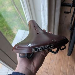 Brooks B17