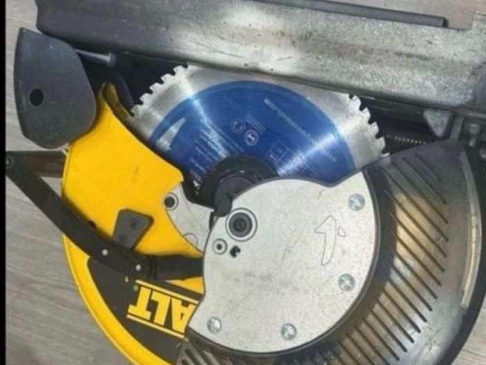 Dewalt Circular Saw included new blade