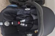 1 Maxi Cosi Cabriofix car seat and 2 bases