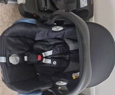 1 Maxi Cosi Cabriofix car seat and 2 bases