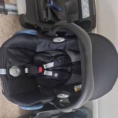1 Maxi Cosi Cabriofix car seat and 2 bases