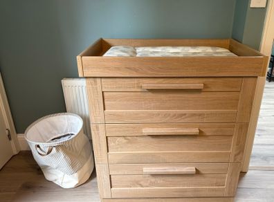 dresser / changing table