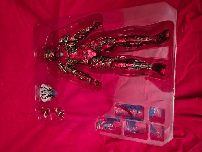 Hot toys iron man mysterio illusion