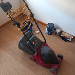 Electric lawnmower