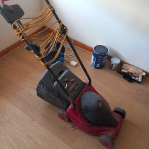 Electric lawnmower