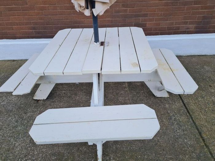 Picnic bench