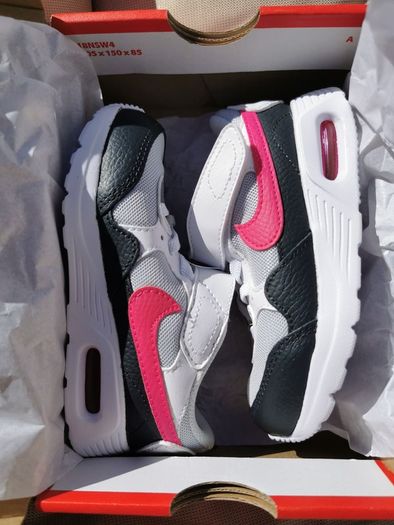 Girl's NIKE runners NEW size UK 8.5