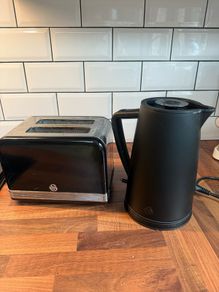 Swan kettle and toaster set