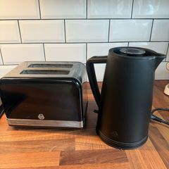 Swan kettle and toaster set