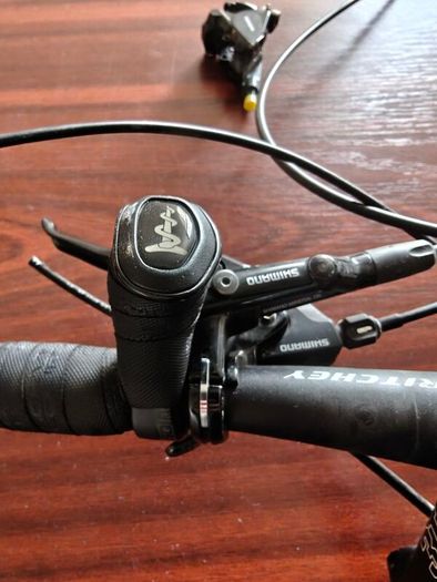 Flat bar with Shimano hydraulic brakes and shifters
