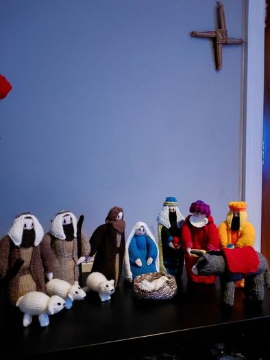 Nativity Knitted Crib 14 Pieces