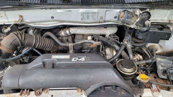 2004 CrewCab Totota Hiace for parts