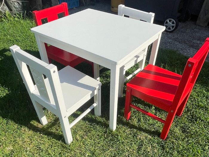 Child table and chairs