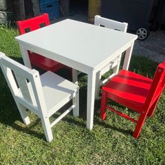 Child table and chairs