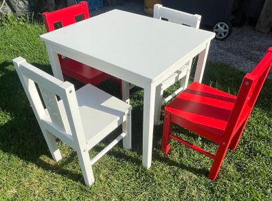 Child table and chairs