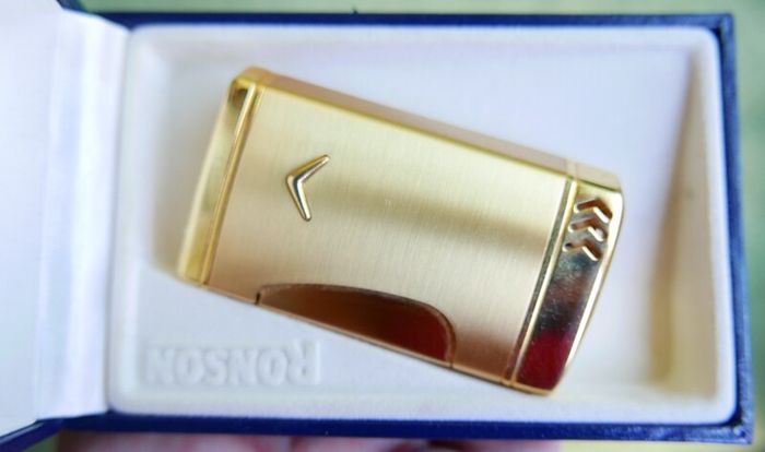 Vintage Ronson Gold Tone Lighter Made In England Tested In Original Box